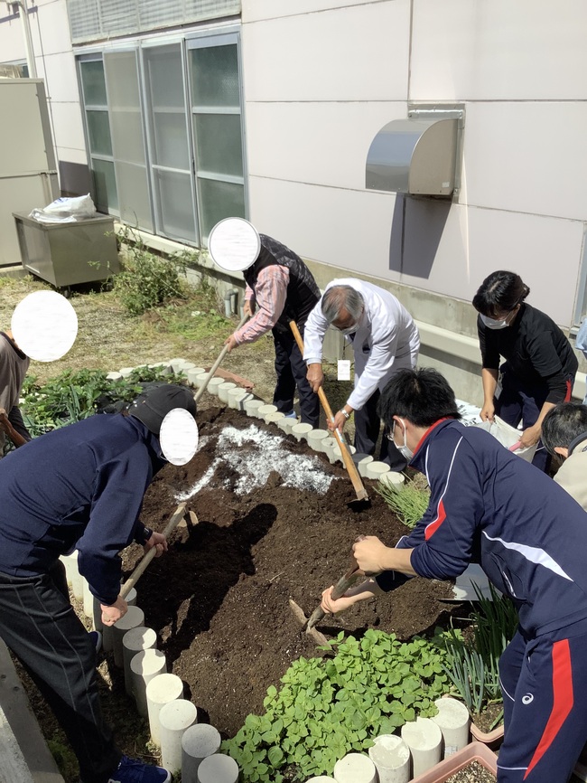 鍬入れ多数